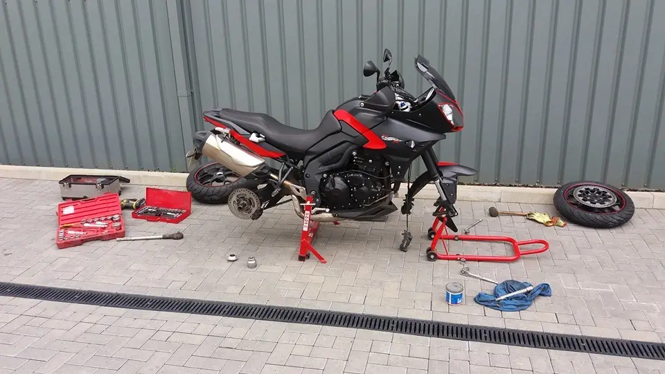 Motorbike tyres mobile fitting by Mototyres 2 u in Lincolnshire