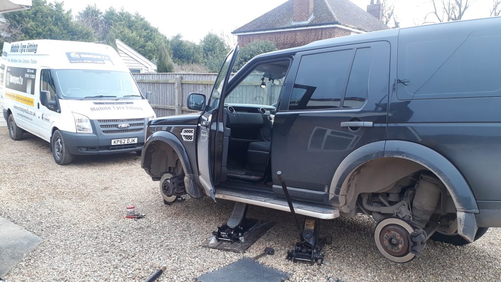 Land Rover Discovery tyre fitting Mototyres 2u 