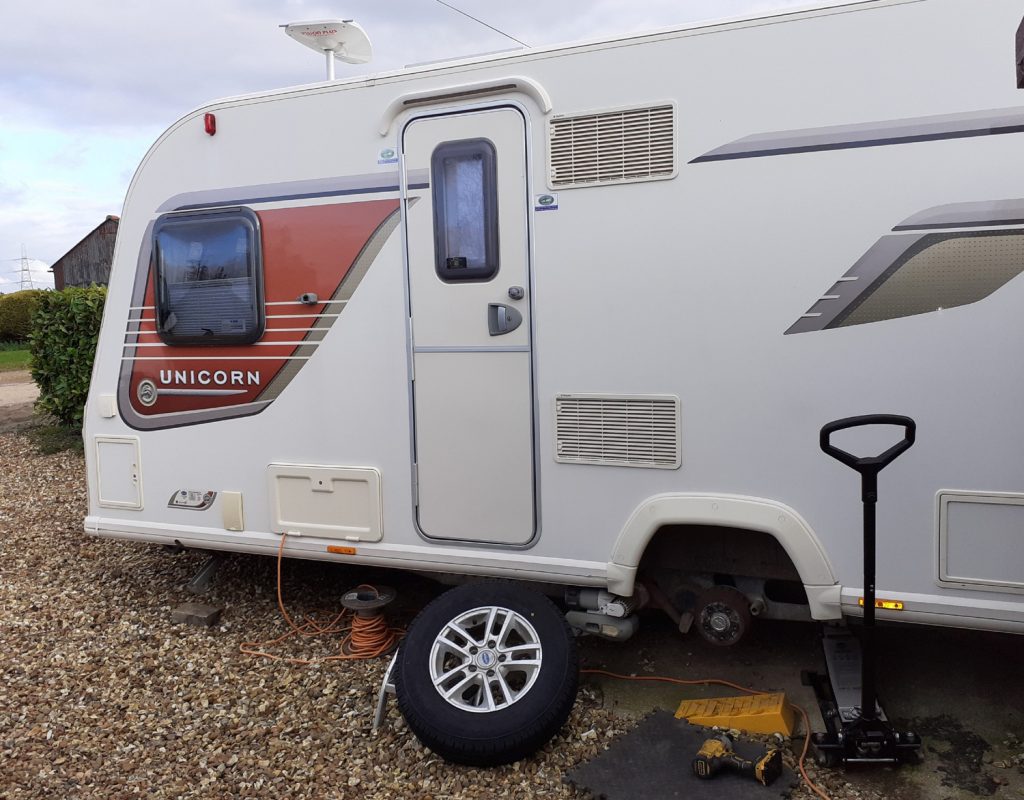 Mototyres 2 u Mobile Tyre fitting Lincolnshire Holbeach Tyres unicorn caravan wheel off